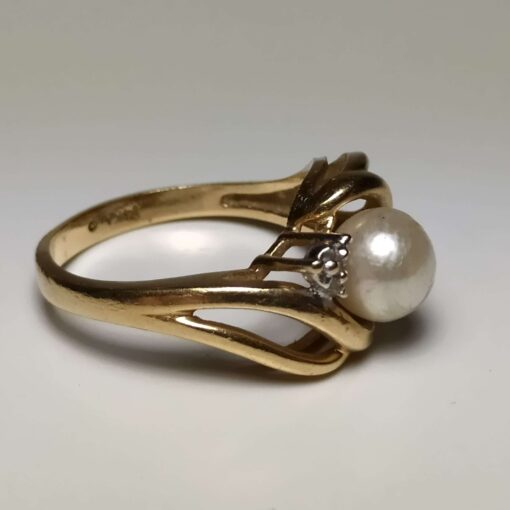6mm Pearl & Diamond Gold Ring side view