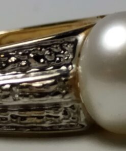 Pearl and Diamond Gold Ring closeup