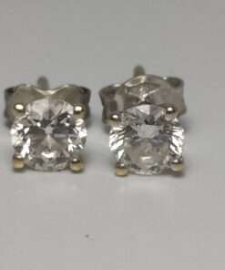1.00ctw diamond stud earrings close up