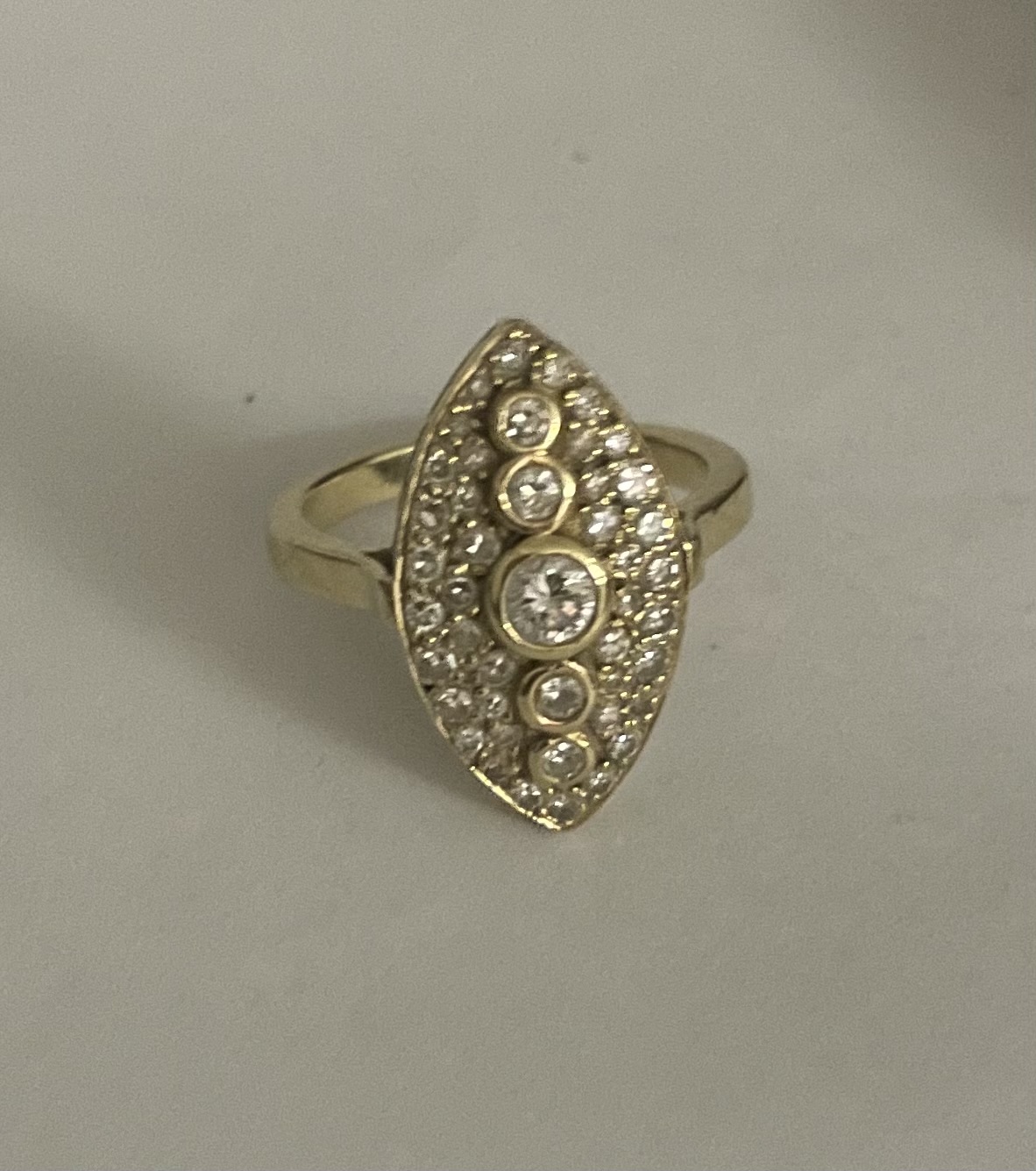 Markiza 18k Gold and Diamond Ring
